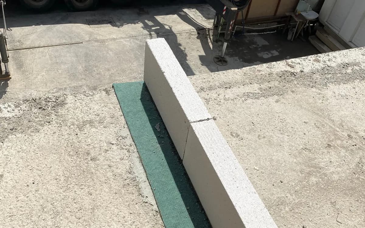 Duvar Altı Yalıtım Bandı ve Titreşim Bandı — uygulama ve kesit görseli