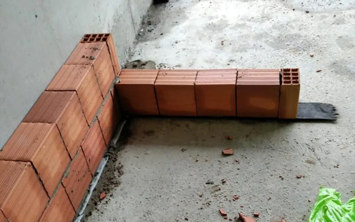 Duvar Altı Yalıtım Bandı ve Titreşim Bandı — uygulama ve kesit görseli