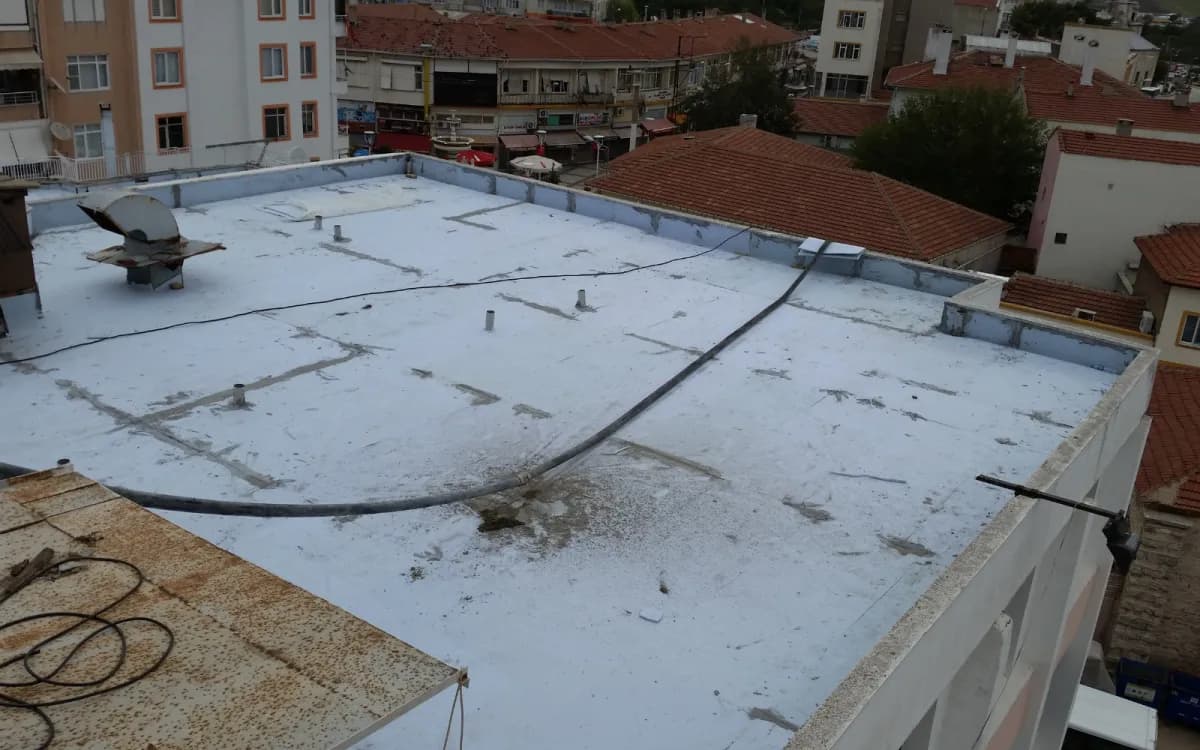 Teras Çatıda Su ve Isı Yalıtımı İlişkisi — uygulama ve kesit görseli