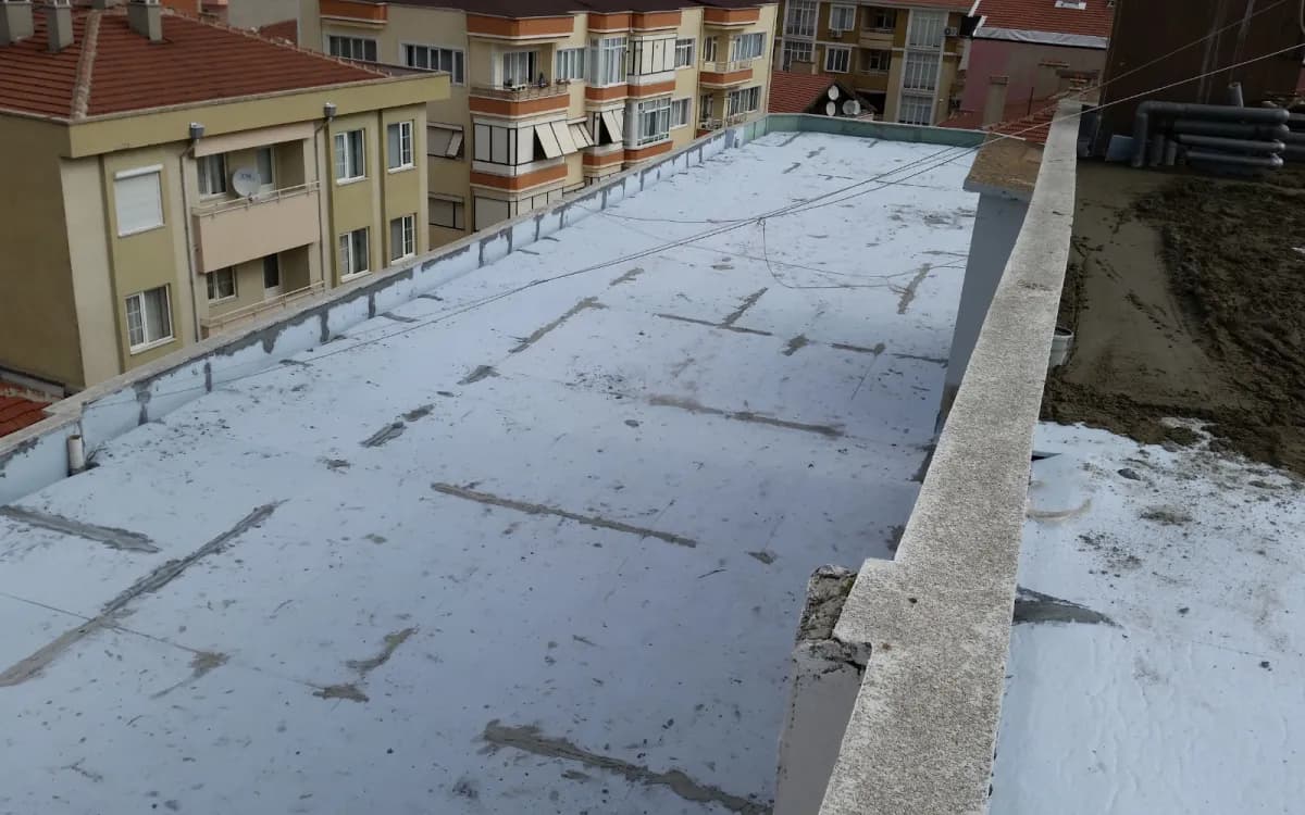 Teras Çatıda Su ve Isı Yalıtımı İlişkisi — uygulama ve kesit görseli