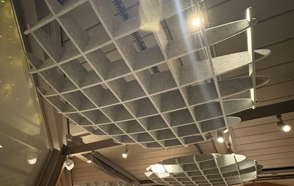 PET keçe akustik tavan paneli modern ofis uygulaması